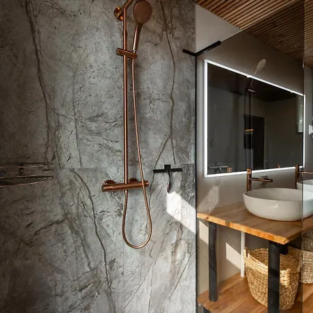 Kuenni Villa, Saun Ja Mullivann * فيلياندي